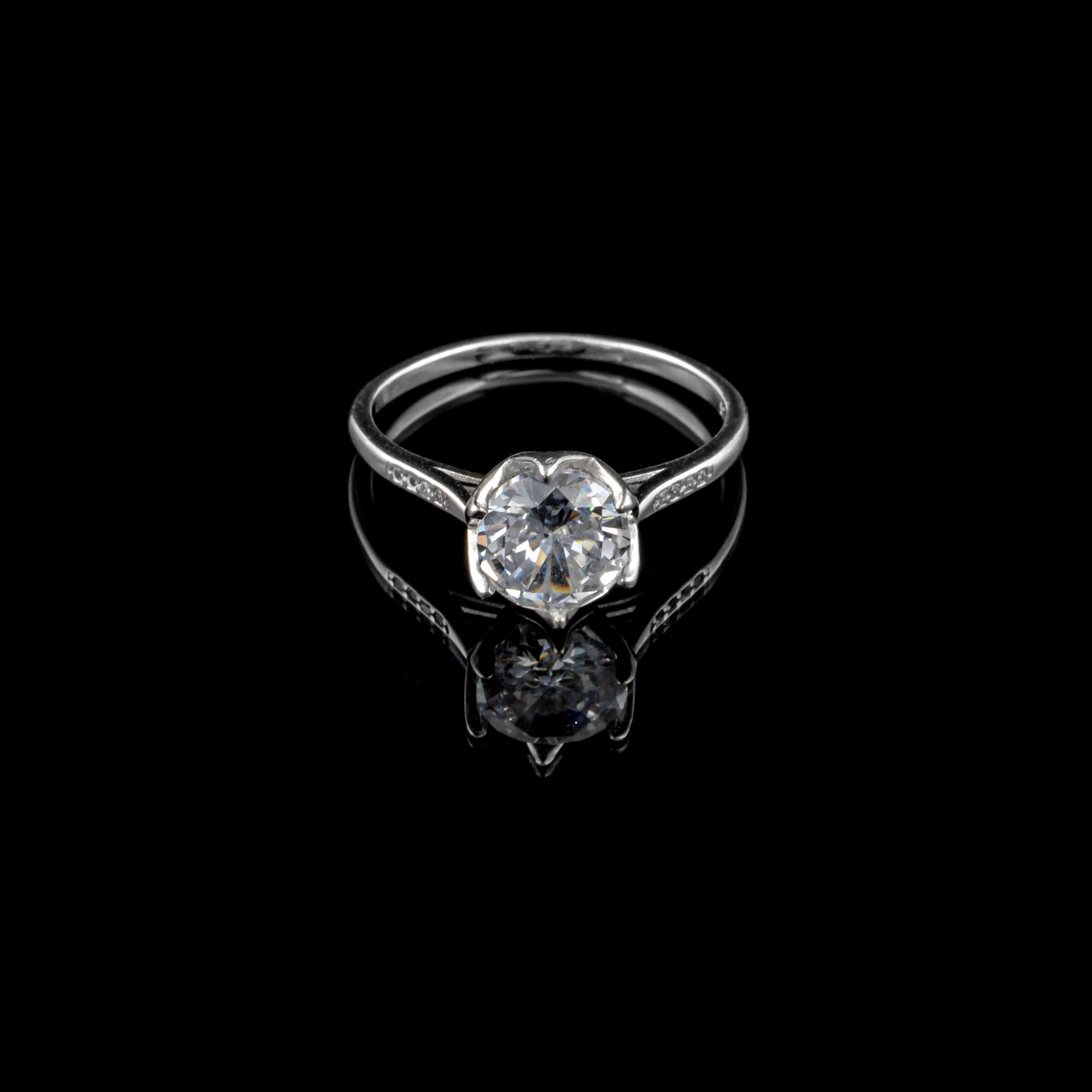 Eleganter Diamantring vor dunklem Hintergrund