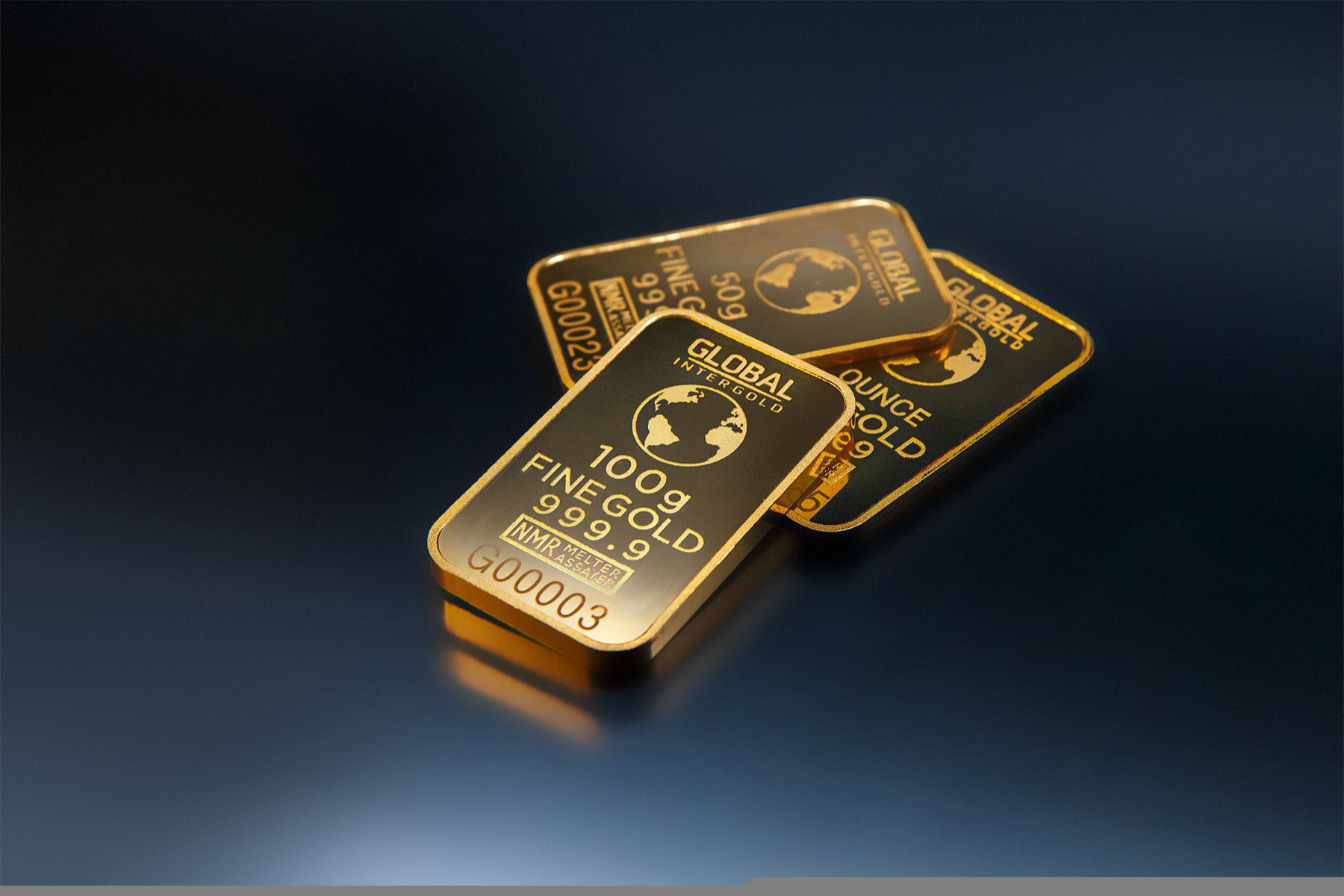 Goldbarren vor dunklem Hintergrund