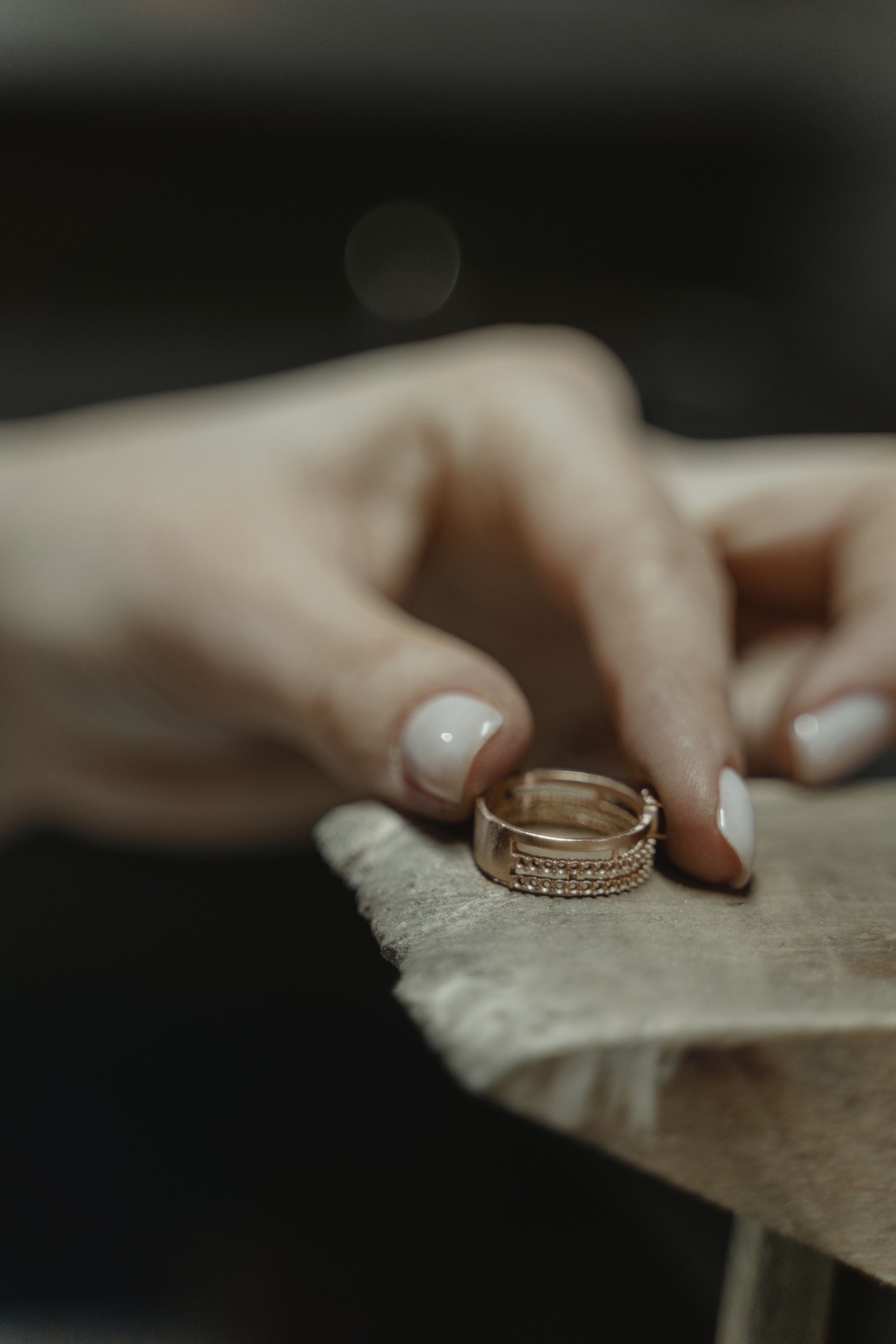 Nahaufnahme: Hand hält einen goldenen Ring